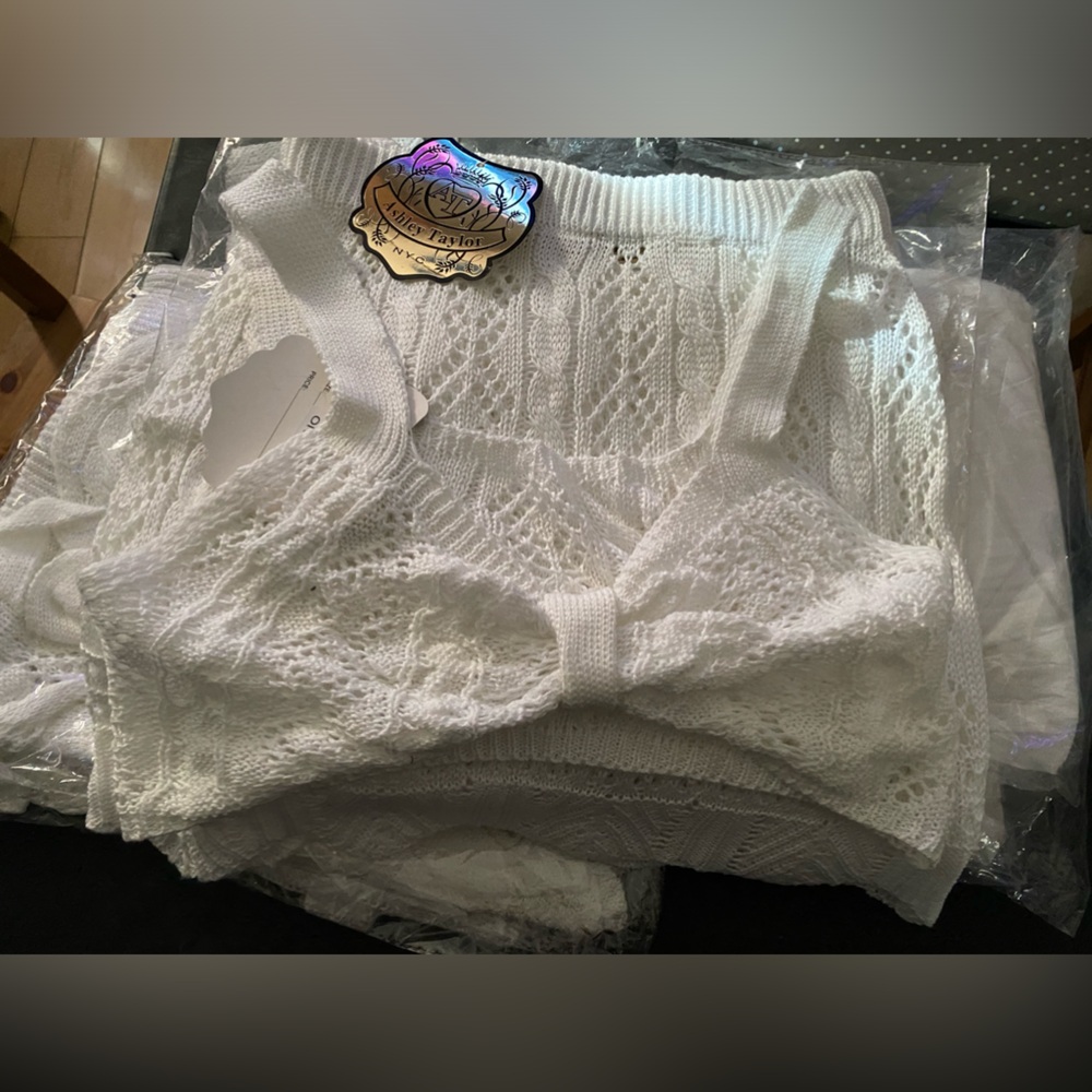 Knitted top and bottom, Ashley
Taylor